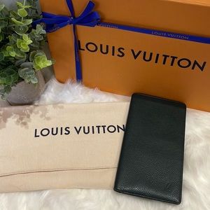 Louis Vuitton Taiga Leather Porte-Valeria Cartes Credit